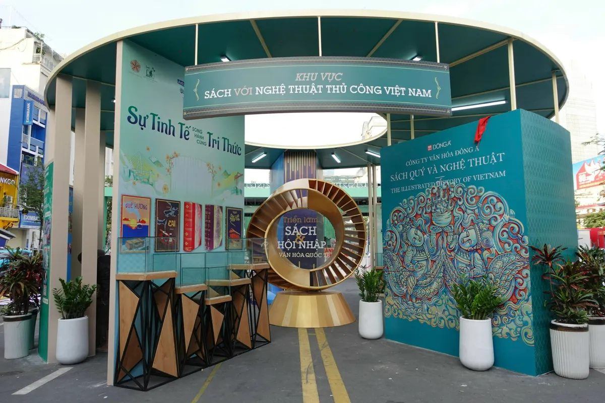 Đường sách Tết Bính Ngọ lộ diện trước ngày khai mạc - Ảnh 9.