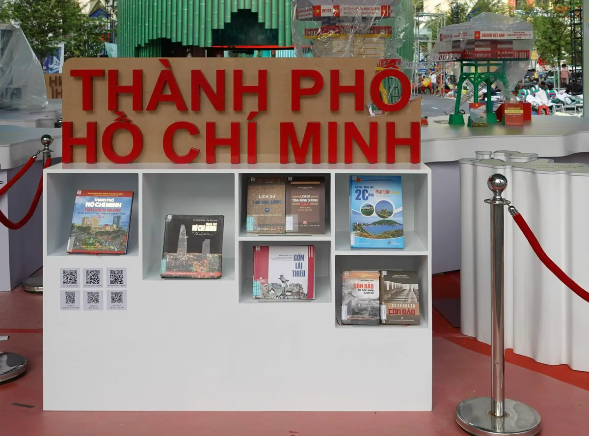 Đường sách Tết Bính Ngọ lộ diện trước ngày khai mạc - Ảnh 10.
