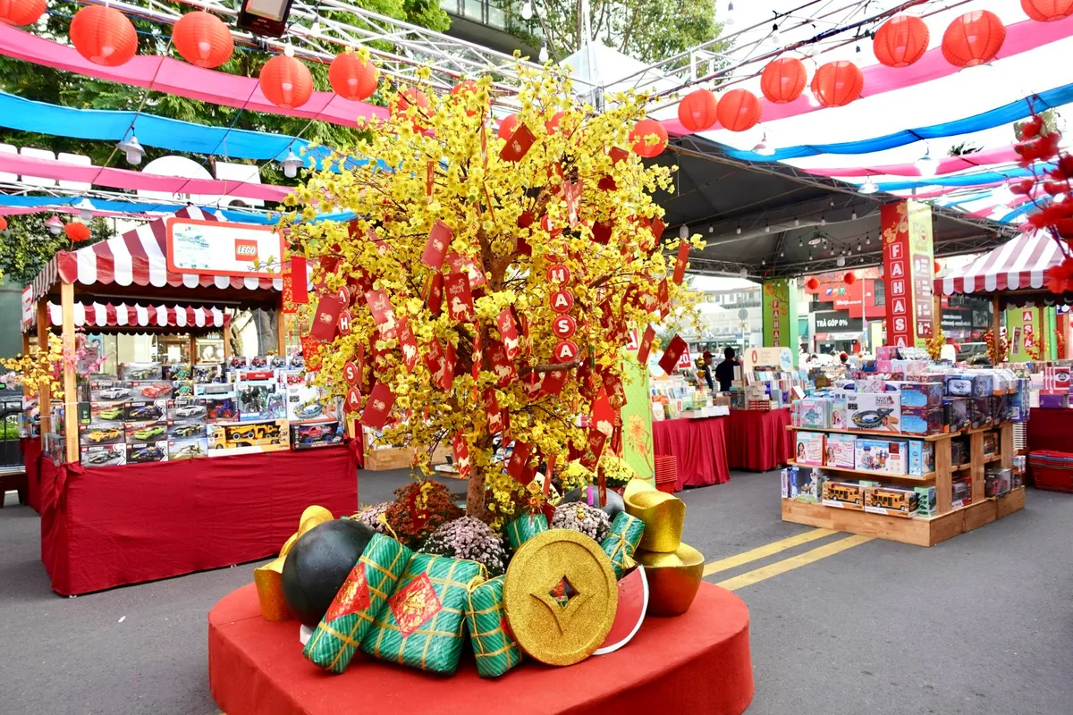 Đường sách Tết Bính Ngọ lộ diện trước ngày khai mạc - Ảnh 7.