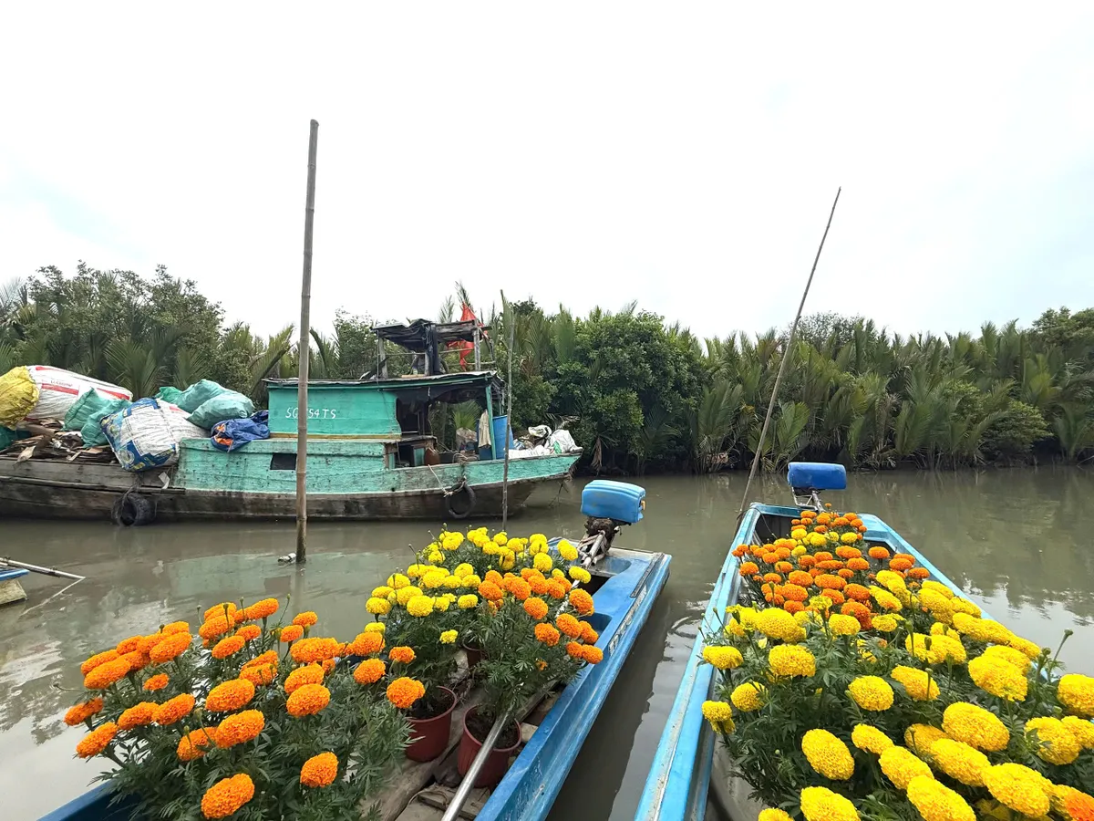 Chợ hoa Tết b&ecirc;n "bến muối" v&agrave; ng&agrave;y Xu&acirc;n ở ấp đảo Thiềng Liềng - Ảnh 1.