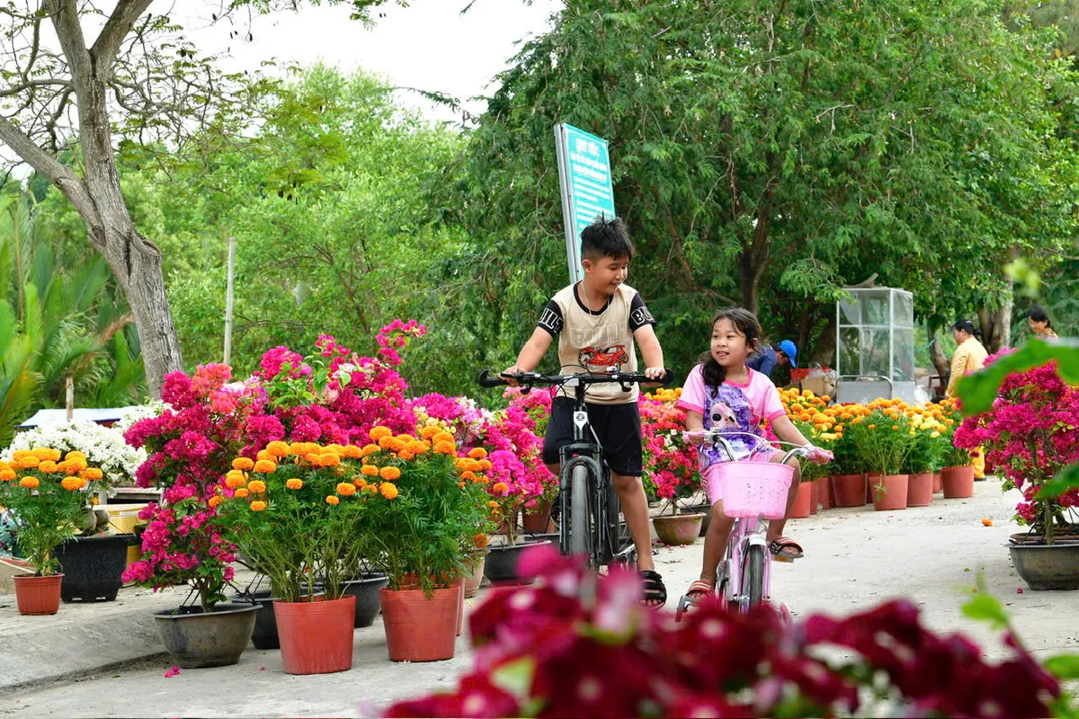 Chợ hoa Tết b&ecirc;n "bến muối" v&agrave; ng&agrave;y Xu&acirc;n ở ấp đảo Thiềng Liềng - Ảnh 5.