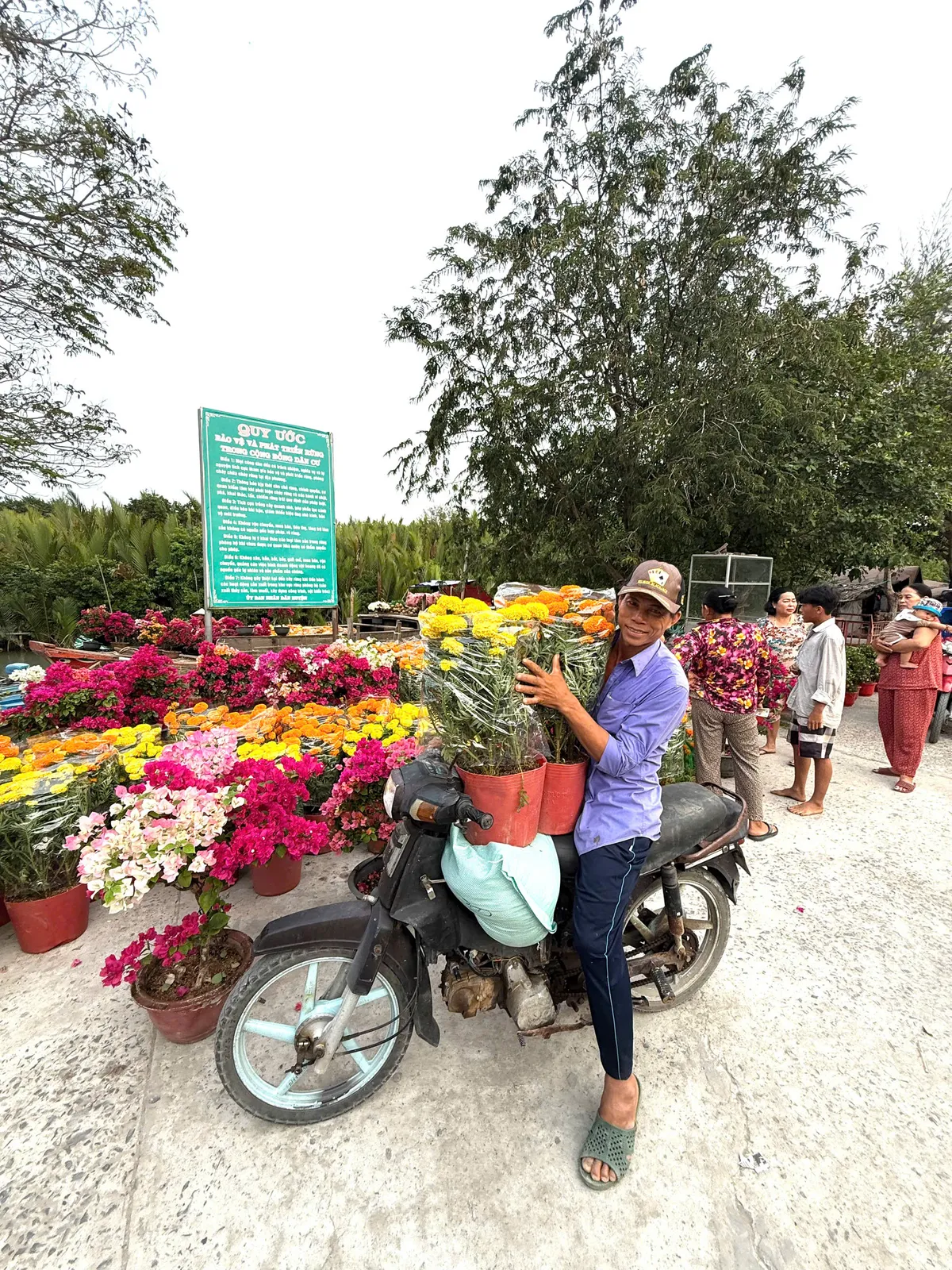 Chợ hoa Tết b&ecirc;n "bến muối" v&agrave; ng&agrave;y Xu&acirc;n ở ấp đảo Thiềng Liềng - Ảnh 6.