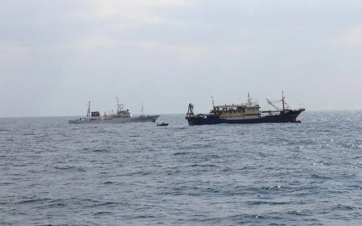 Tàu tuần tra Hakuo Maru của Cơ quan Thủy sản Nhật Bản (trái) và tàu đánh cá Qiong Dong Yu 11998 của Trung Quốc ở vùng biển ngoài khơi tỉnh Nagasaki hôm 12/2 (Ảnh: Cơ quan Thủy sản Nhật Bản/Reuters)