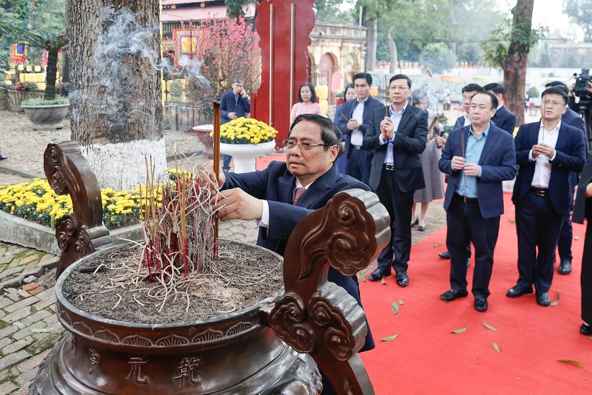 Thủ tướng Phạm Minh Ch&iacute;nh d&acirc;ng hương tại Ho&agrave;ng th&agrave;nh Thăng Long - Ảnh 1.