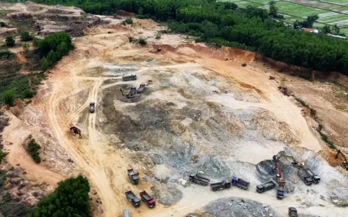 Quảng Ngãi: Doanh nghiệp khai thác khoáng sản trái phép- Ảnh 1. Quảng Ngãi: Doanh nghiệp khai thác khoáng sản trái phép- Ảnh 1.