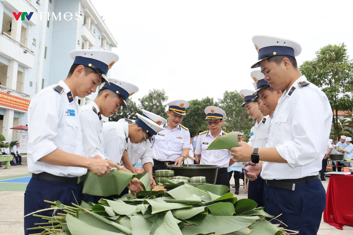 Giữ trọn vị xu&acirc;n truyền thống trong Hội thi "G&oacute;i b&aacute;nh chưng xanh" tại Học Viện Hải qu&acirc;n - Ảnh 1.