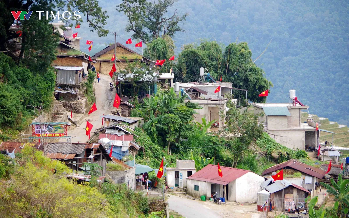 Các bản làng biên giới rực rỡ cờ Tổ quốc đón chào xuân Bính Ngọ 2026. Ảnh Đức Duẩn