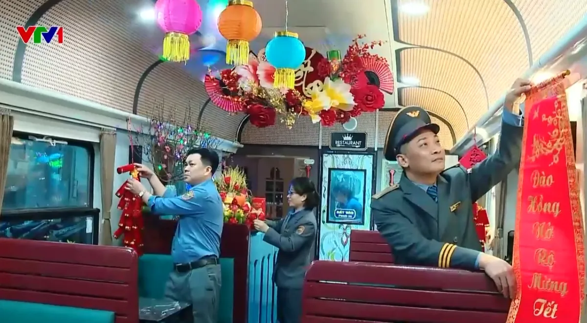 Rộn ràng sắc xuân trên những chuyến tàu Tết - Ảnh 1.