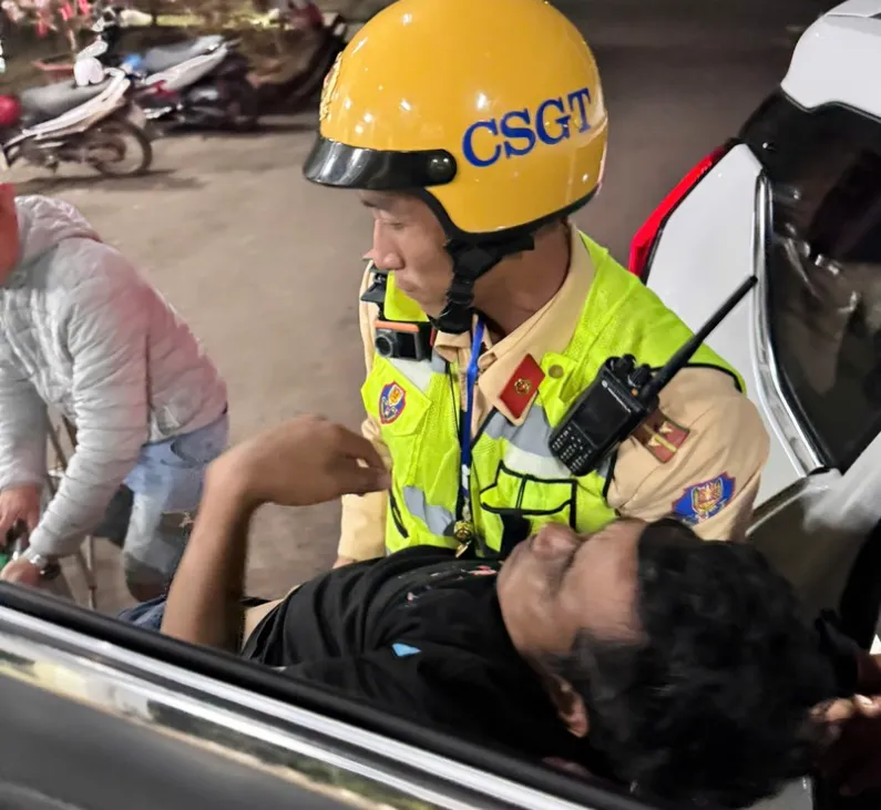 Công an Lâm Đồng liên tiếp hỗ trợ cấp cứu, hiến máu cứu bệnh nhân nguy kịch - Ảnh 1.