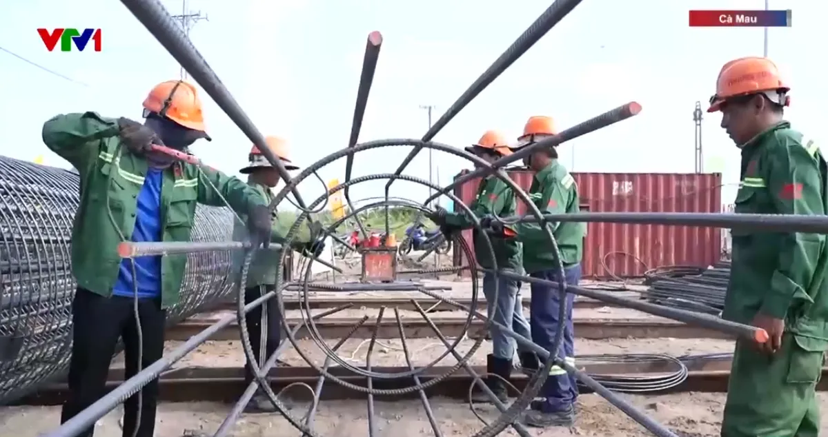 Tất bật tr&ecirc;n những c&ocirc;ng trường trọng điểm - Ảnh 1.