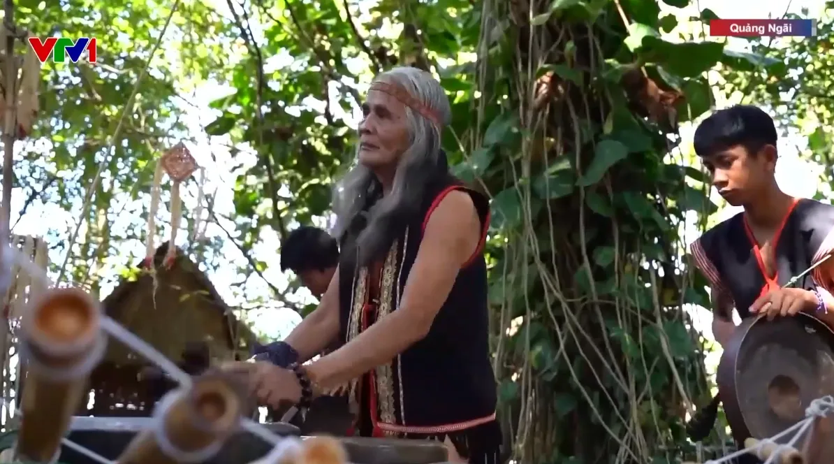 Rộn ràng tiếng cồng chiêng ở buôn làng vùng cao Quảng Ngãi ngày cận Tết - Ảnh 1.