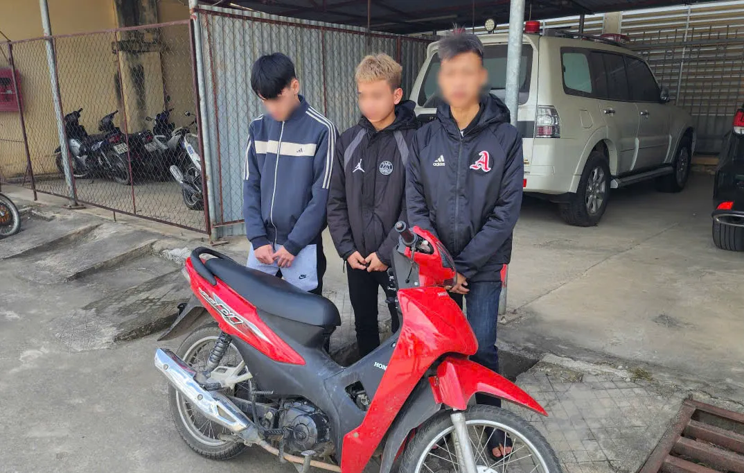 Xử l&yacute; nghi&ecirc;m 3 thiếu ni&ecirc;n th&aacute;o biển số, chạy xe tốc độ cao  - Ảnh 1.