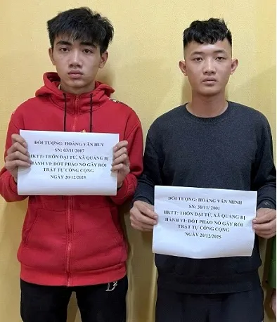 C&ocirc;ng an th&agrave;nh phố H&agrave; Nội khởi tố 2 thanh ni&ecirc;n đốt ph&aacute;o nổ g&acirc;y rối trước Tết- Ảnh 1.