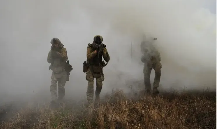 Nhiều bể chứa nhi&ecirc;n liệu tại cảng của Nga bị tấn c&ocirc;ng UAV ở khu vực Biển Đen - Ảnh 1.