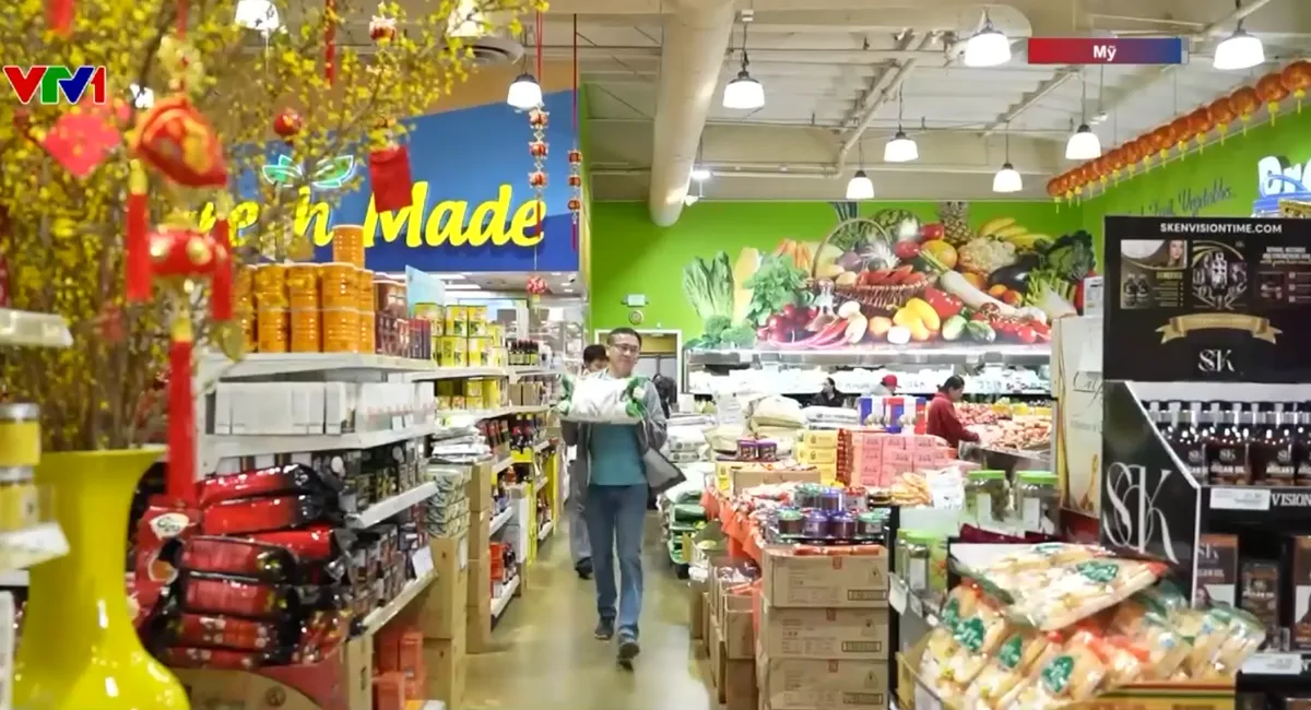 Tết về với chợ Việt ở Mỹ - Ảnh 1.