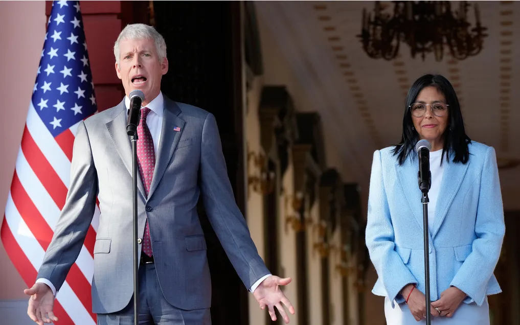 Tổng thống lâm thời Venezuela Delcy Rodriguez và Bộ trưởng Năng lượng Mỹ Chris Wright phát biểu tại Cung điện Miraflores ở Caracas, Venezuela (Ảnh: AP)