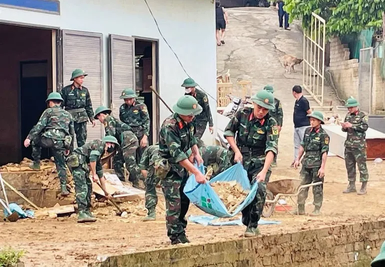 Hoàn thành bắc cầu phao qua sông Lô - Ảnh 4.