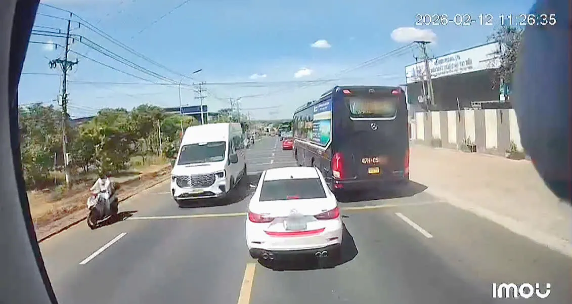 Đi sai l&agrave;n, t&agrave;i xế xe kh&aacute;ch bị phạt 5 triệu đồng v&agrave; trừ 2 điểm giấy ph&eacute;p l&aacute;i xe  - Ảnh 2.