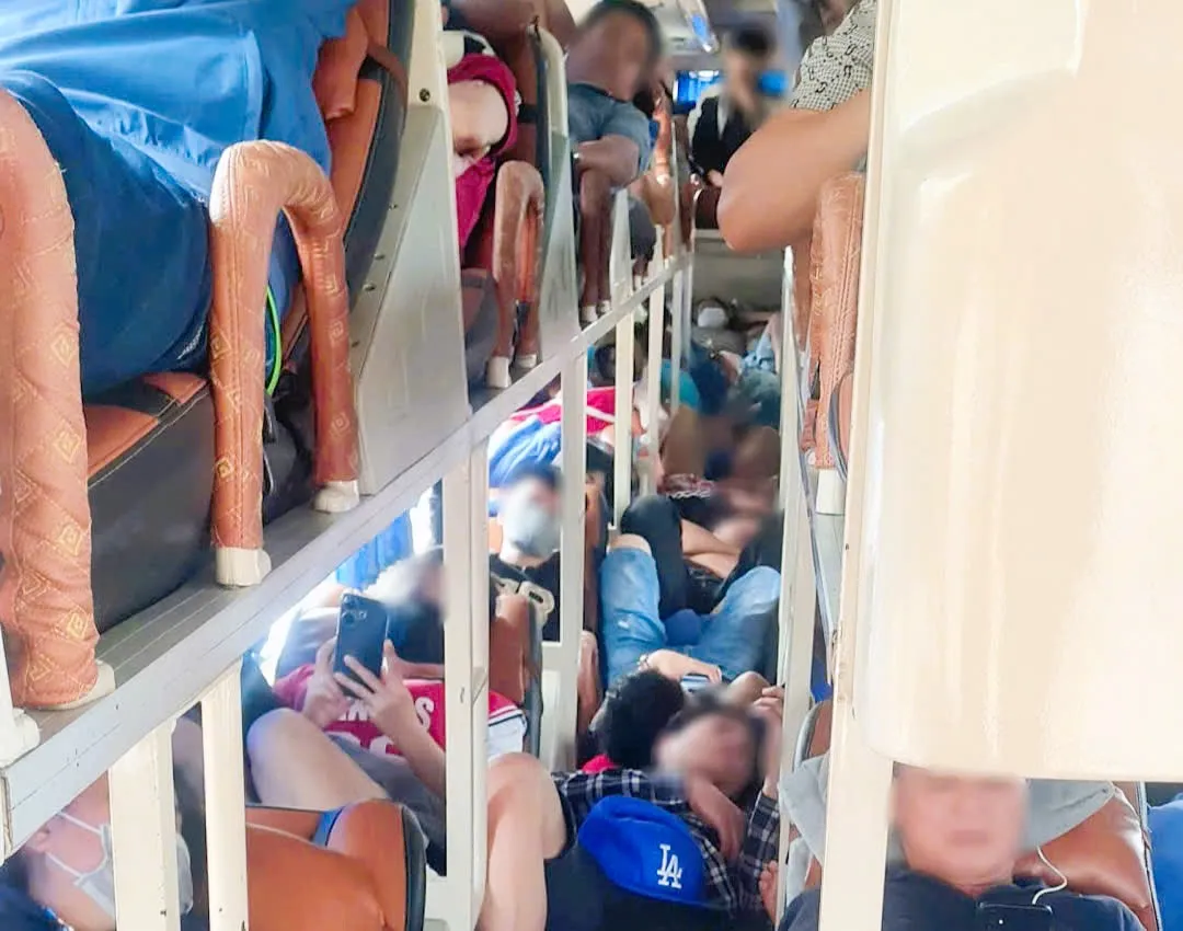 Xe kh&aacute;ch 45 chỗ nhồi nh&eacute;t 54 người bị xử phạt 67,5 triệu đồng  - Ảnh 2.