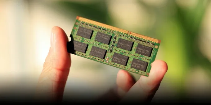 Cơn kh&aacute;t hạ tầng AI đẩy gi&aacute; chip nhớ tăng sốc, giới đầu cơ thu si&ecirc;u lợi nhuận- Ảnh 1.