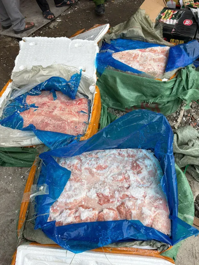 Công an Thành phố Hồ Chí Minh phát hiện gần 29 tấn thực phẩm đông lạnh không rõ nguồn gốc trước Tết- Ảnh 2. Công an Thành phố Hồ Chí Minh phát hiện gần 29 tấn thực phẩm đông lạnh không rõ nguồn gốc trước Tết- Ảnh 2.