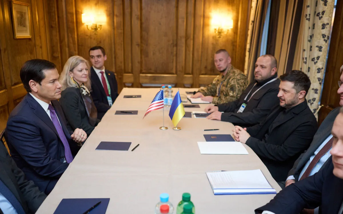 Tổng thống Ukraine Zelensky (phải) gặp Ngoại trưởng Mỹ Rubio bên lề Hội nghị An ninh Munich lần thứ 62 tại Munich, Đức (Ảnh: AFP)