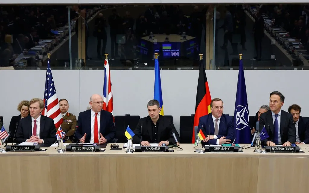 Đại diện Mỹ, Anh, Đức, Ukraine và  NATO trong cuộc họp của Nhóm Liên lạc Quốc phòng Ukraine tại trụ sở NATO ở Brussels, ngày 12/2/2026 (Ảnh: AP)