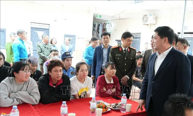 Ở lại l&agrave;m việc xuy&ecirc;n Tết, c&ocirc;ng nh&acirc;n Bắc Ninh đ&oacute;n xu&acirc;n trong t&igrave;nh người ấm &aacute;p - Ảnh 1.