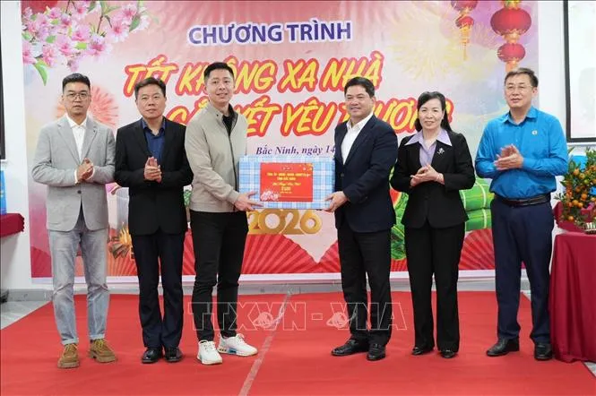 Ở lại l&agrave;m việc xuy&ecirc;n Tết, c&ocirc;ng nh&acirc;n Bắc Ninh đ&oacute;n xu&acirc;n trong t&igrave;nh người ấm &aacute;p - Ảnh 2.