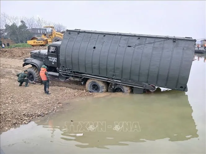 Hoàn thành bắc cầu phao qua sông Lô - Ảnh 2.