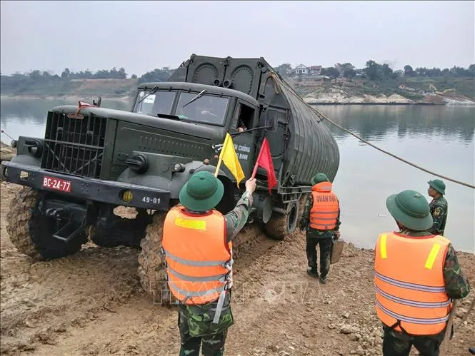 Hoàn thành bắc cầu phao qua sông Lô - Ảnh 1.