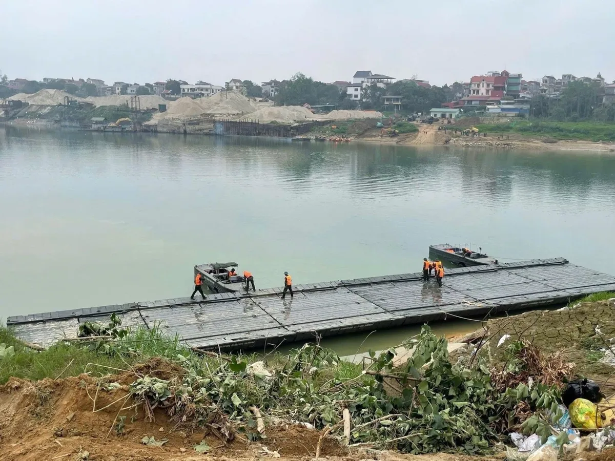 Hoàn thành bắc cầu phao qua sông Lô - Ảnh 3.