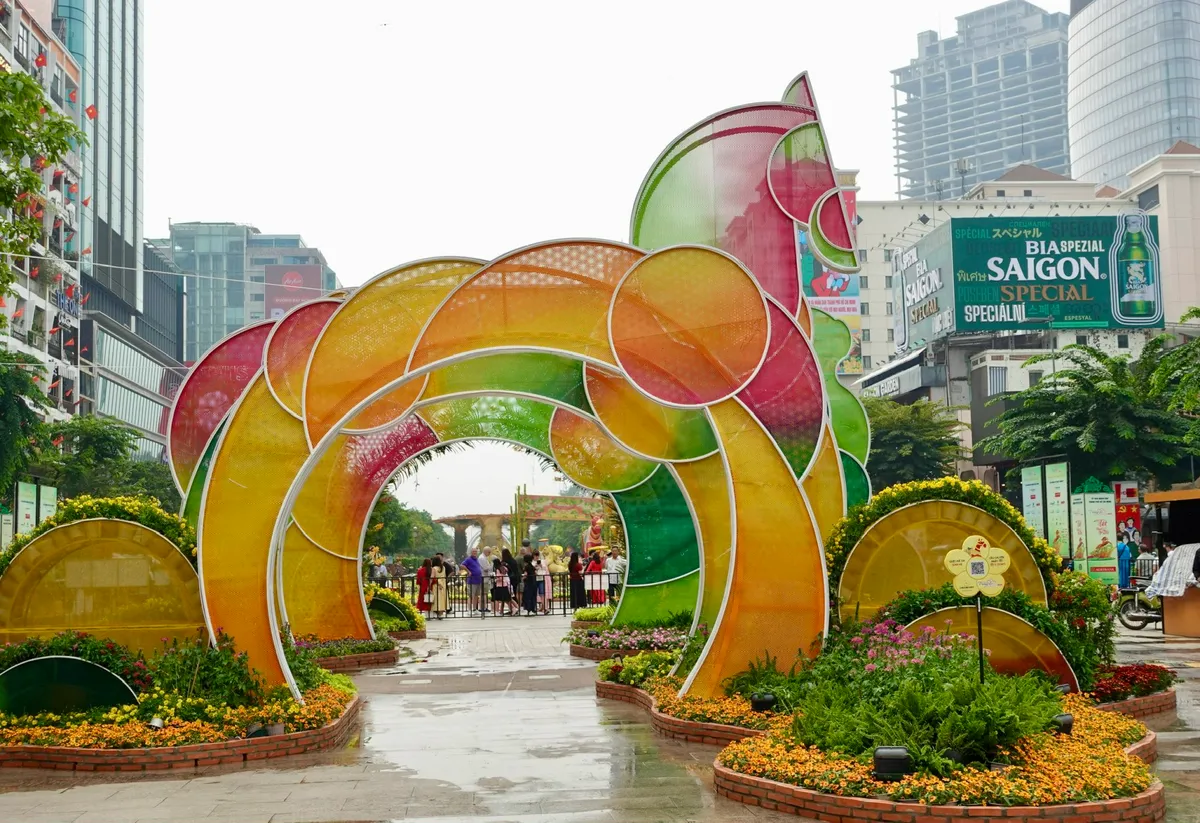 Đường hoa Nguyễn Huệ đã sẵn sàng đón khách tham quan - Ảnh 8.