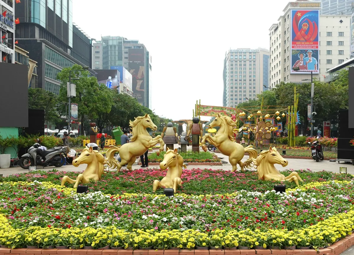 Đường hoa Nguyễn Huệ đã sẵn sàng đón khách tham quan - Ảnh 9.