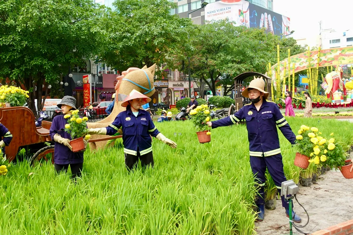 Đường hoa Nguyễn Huệ đã sẵn sàng đón khách tham quan - Ảnh 21.