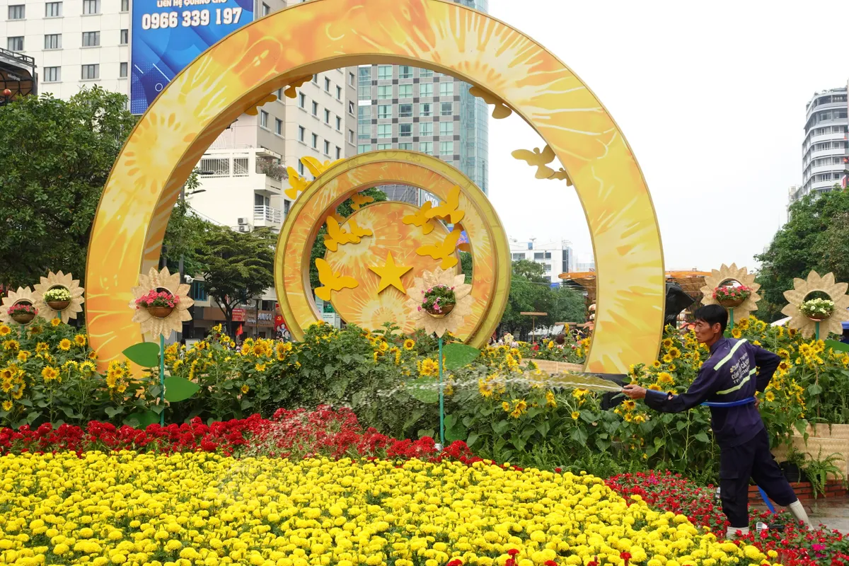 Đường hoa Nguyễn Huệ đã sẵn sàng đón khách tham quan - Ảnh 23.