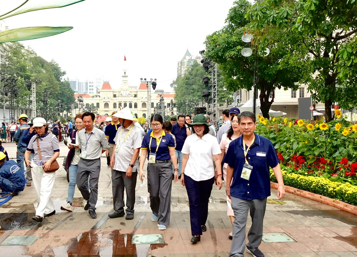 Đường hoa Nguyễn Huệ đã sẵn sàng đón khách tham quan - Ảnh 1.