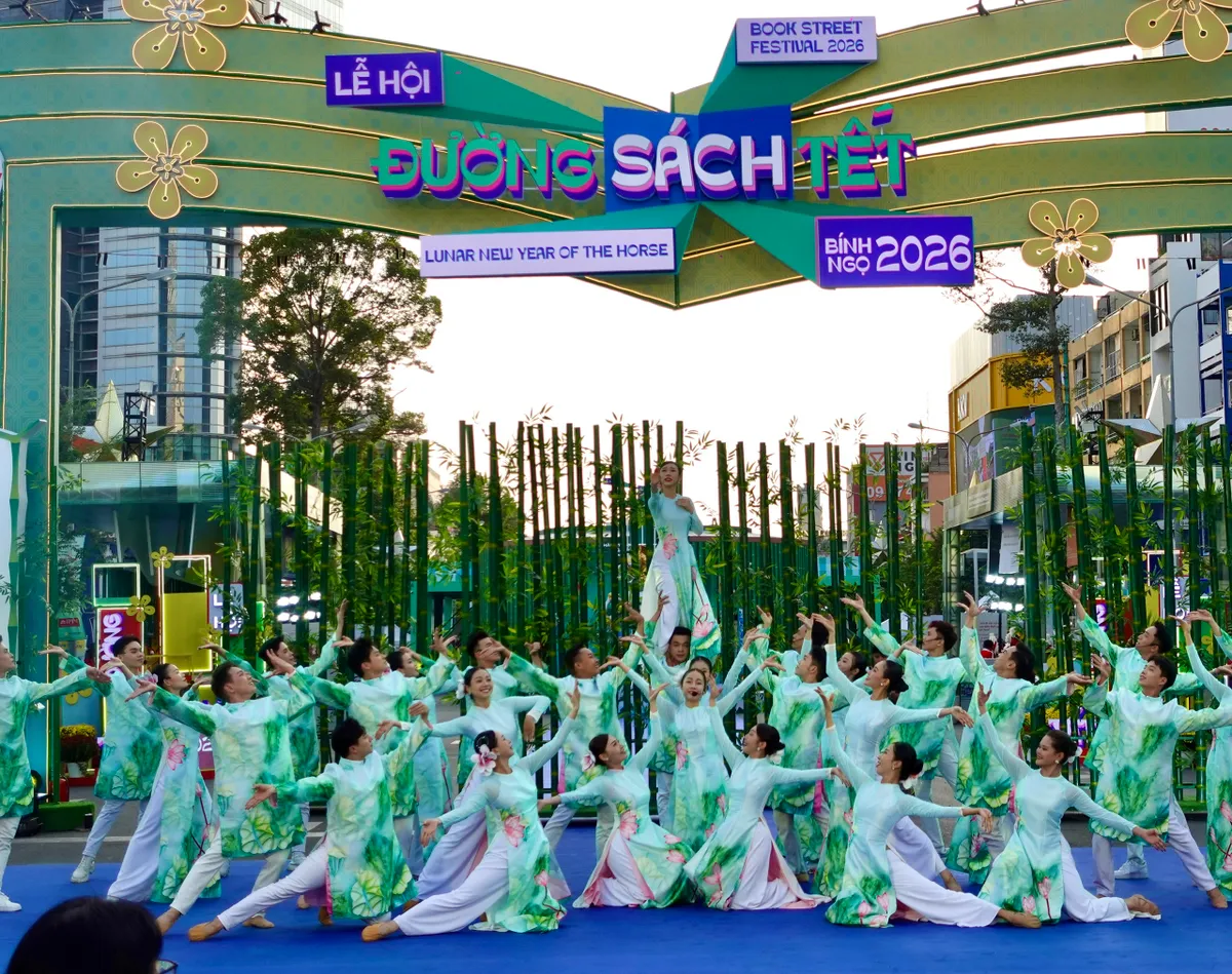 Khai mạc Lễ hội Đường sách Tết Bính Ngọ: Xuân hội tụ - Vững bước vươn mình- Ảnh 2. Khai mạc Lễ hội Đường sách Tết Bính Ngọ: Xuân hội tụ - Vững bước vươn mình- Ảnh 2.