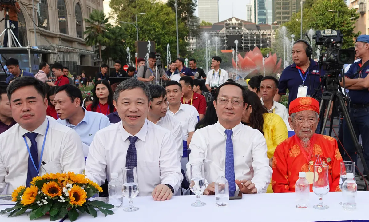 Khai mạc Lễ hội Đường sách Tết Bính Ngọ: Xuân hội tụ - Vững bước vươn mình- Ảnh 1. Khai mạc Lễ hội Đường sách Tết Bính Ngọ: Xuân hội tụ - Vững bước vươn mình- Ảnh 1.