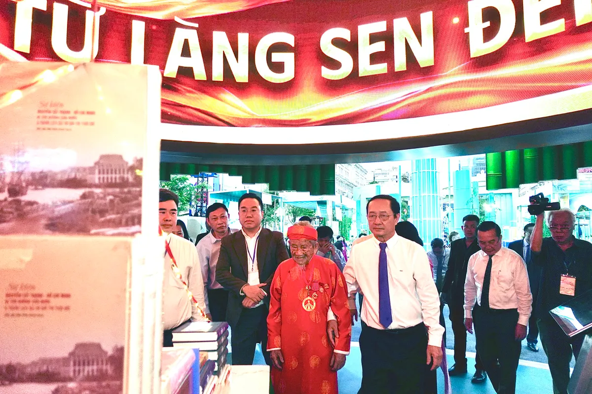 Khai mạc Lễ hội Đường sách Tết Bính Ngọ: Xuân hội tụ - Vững bước vươn mình- Ảnh 7. Khai mạc Lễ hội Đường sách Tết Bính Ngọ: Xuân hội tụ - Vững bước vươn mình- Ảnh 7.