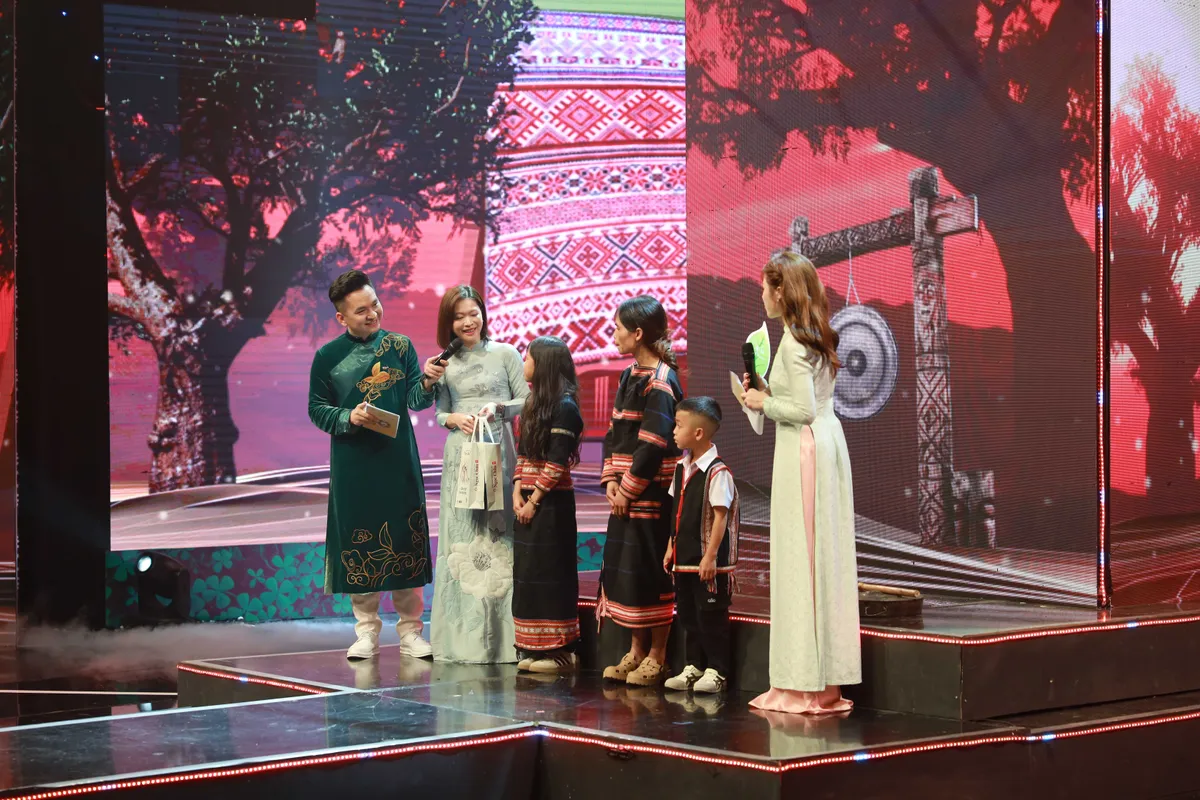 Gala Cặp l&aacute; y&ecirc;u thương 2026: &ldquo;Thập kỷ gieo mầm xanh&rdquo; v&agrave; 10 năm "Trao cơ hội đi học - Cho cơ hội đổi đời"- Ảnh 1.