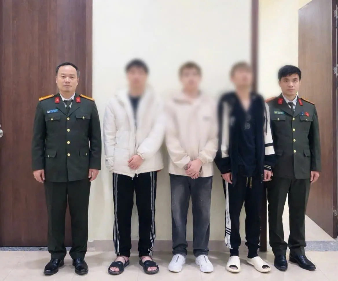 Kiểm tra lưu tr&uacute; dịp Tết, ph&aacute;t hiện 3 người nước ngo&agrave;i nghi quảng c&aacute;o cờ bạc- Ảnh 1.