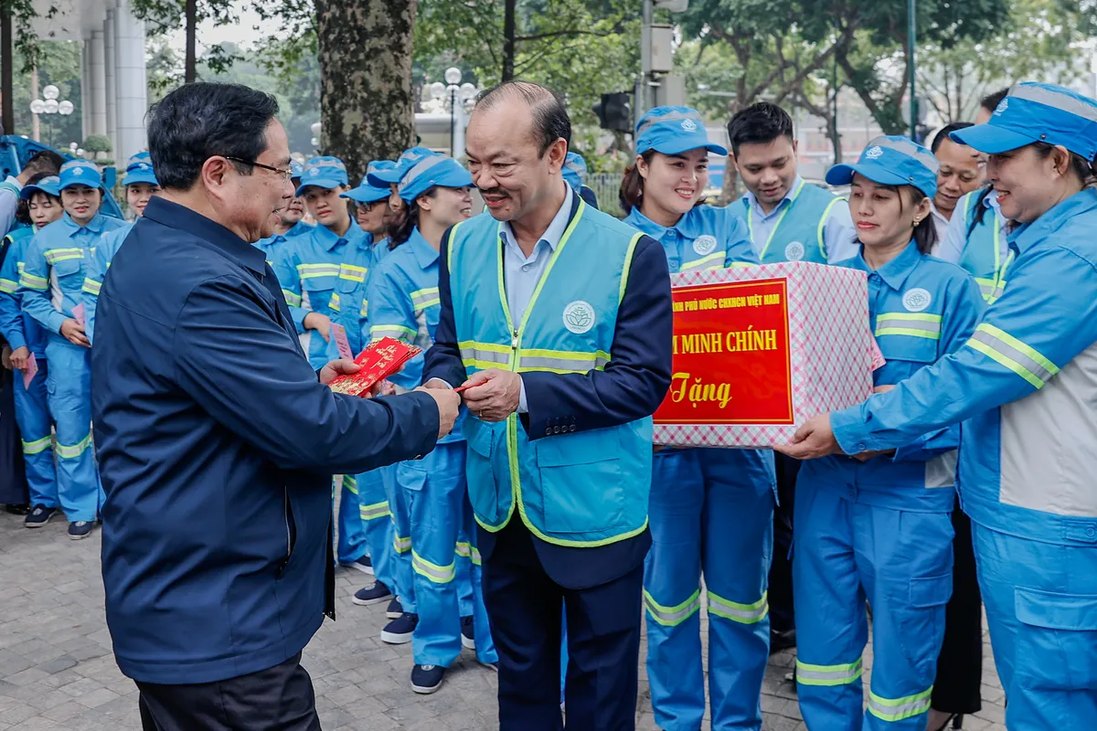 Thủ tướng Phạm Minh Ch&iacute;nh thăm, ch&uacute;c Tết c&ocirc;ng nh&acirc;n m&ocirc;i trường Thủ đ&ocirc;- Ảnh 1.