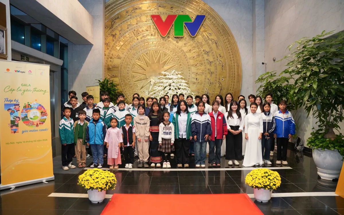 Các nhân vật của Gala Cặp lá yêu thương 10 năm chụp ảnh lưu niệm tại VTV.