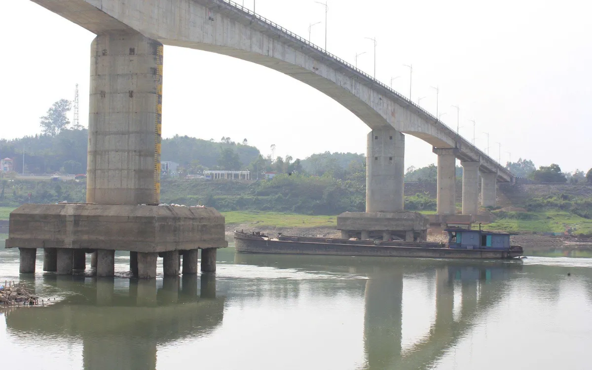 Cầu sông Lô đoạn qua xã Đoan Hùng hư hỏng nghiêm trọng.