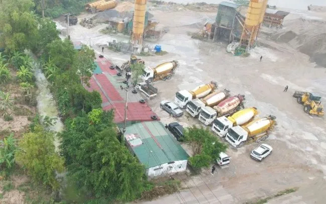 Hiện trường đổ chất thải trái phép khu vực trạm trộn bê tông