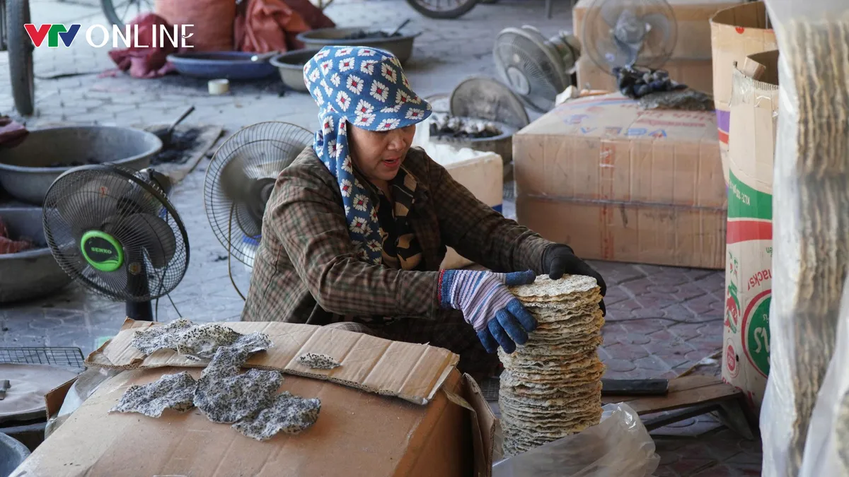 Nghệ An: L&agrave;ng b&aacute;nh đa 300 năm vươn ra thị trường quốc tế gi&aacute;p Tết - Ảnh 4.