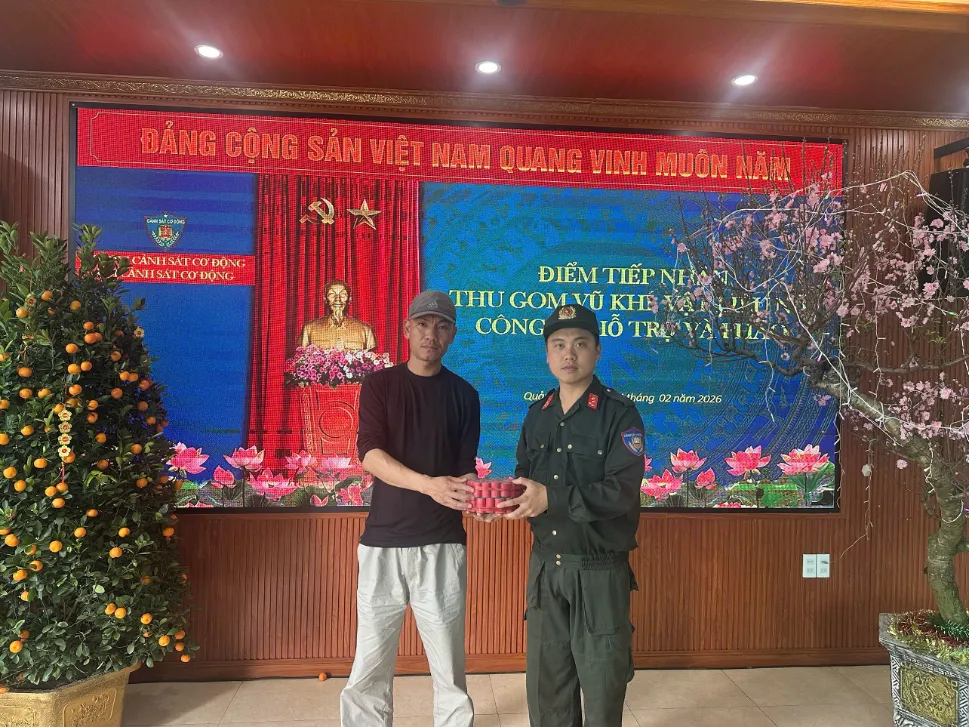  Người d&acirc;n tự gi&aacute;c giao nộp 2kg ph&aacute;o tự chế   - Ảnh 1.