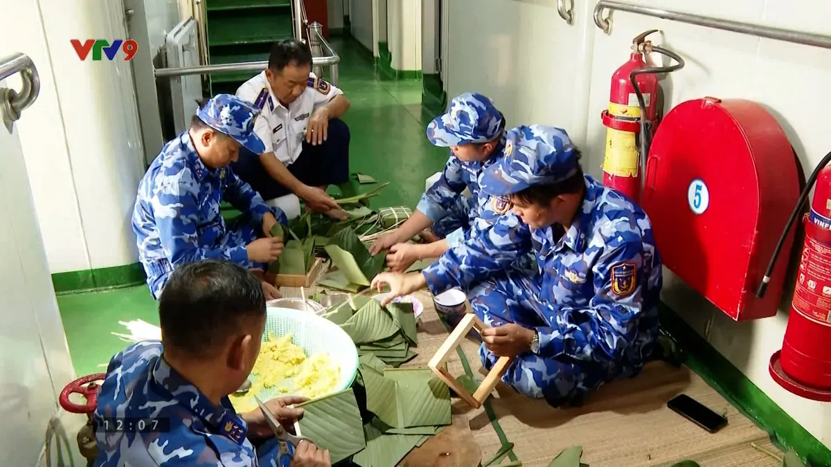 Gói bánh chưng giữa trùng khơi