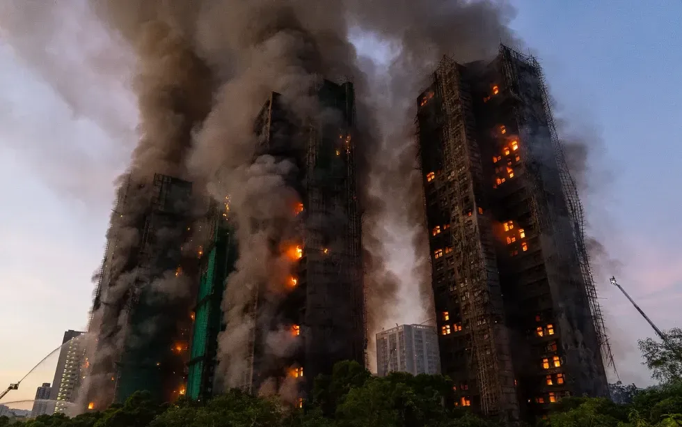 Khói bốc lên sau vụ cháy tại khu chung cư Wang Fuk Court ở quận Tai Po, Hong Kong (Trung Quốc), ngày 26/11/2025 (Ảnh: AP)